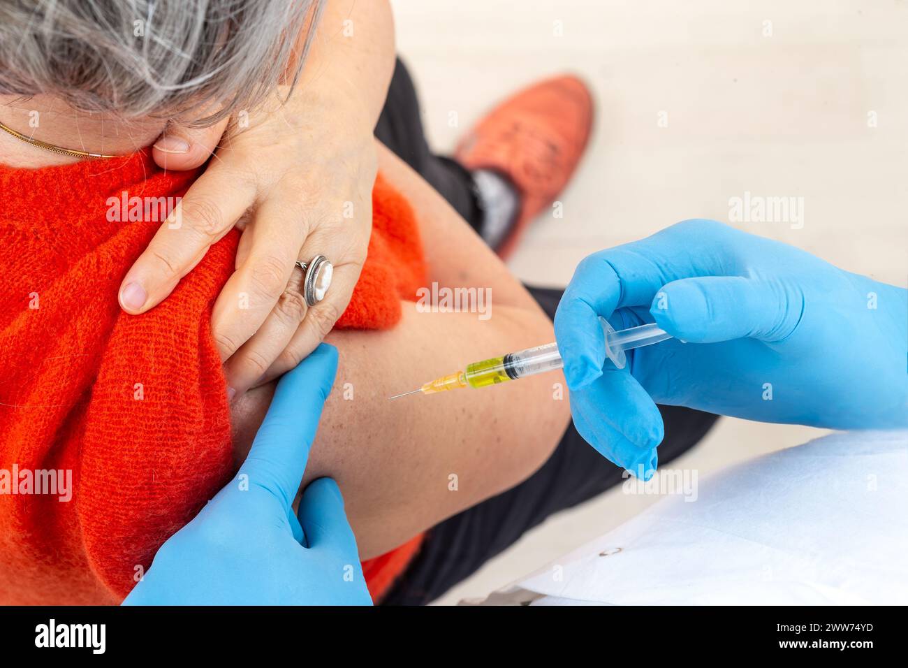 Gros pianifica d'une femme se Faisant Vacciner. Foto Stock