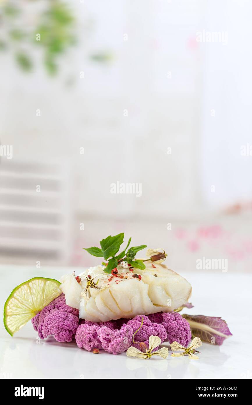 Bistecca di merluzzo al cavolfiore viola. Foto Stock
