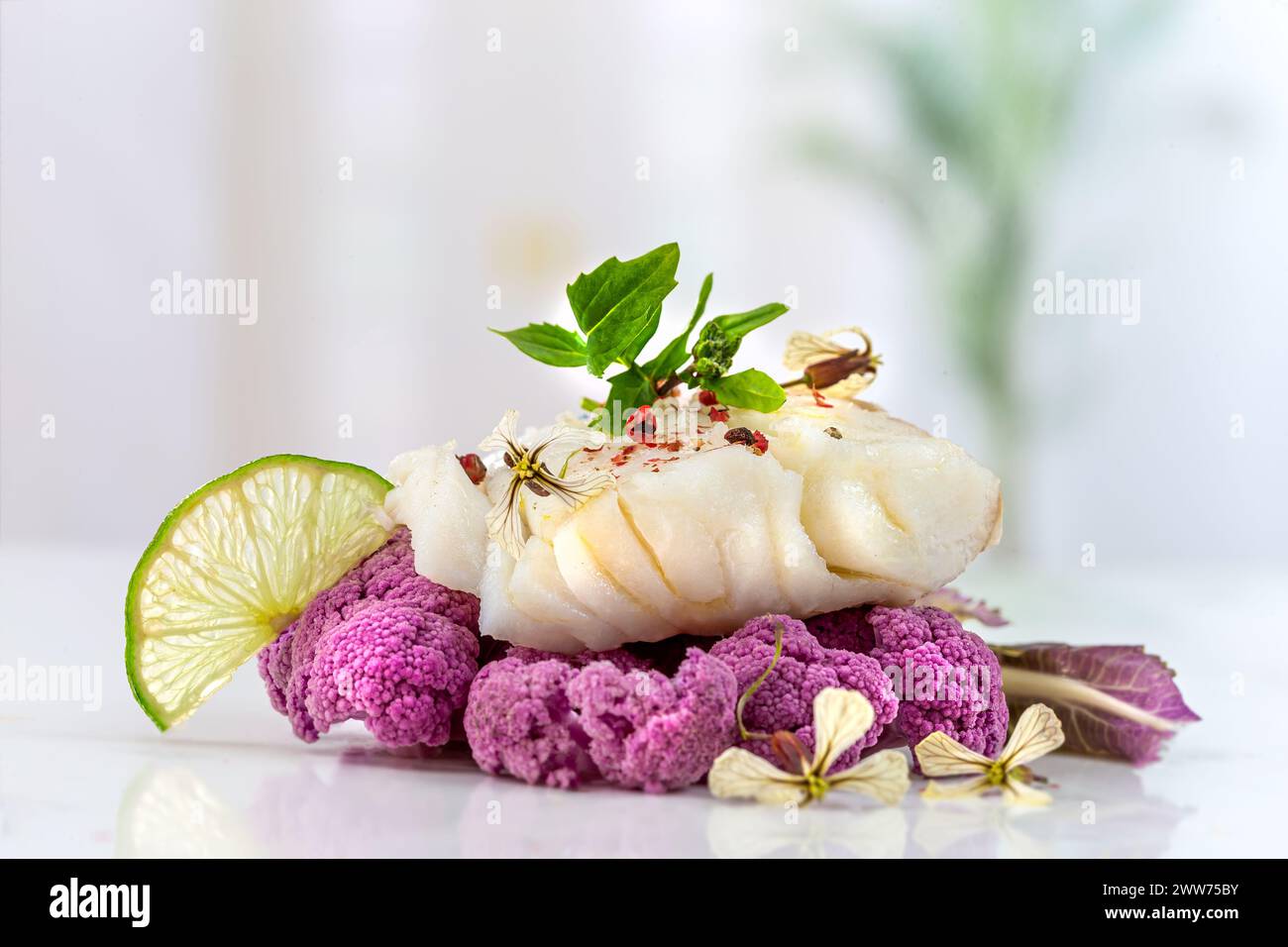 Bistecca di merluzzo al cavolfiore viola. Foto Stock