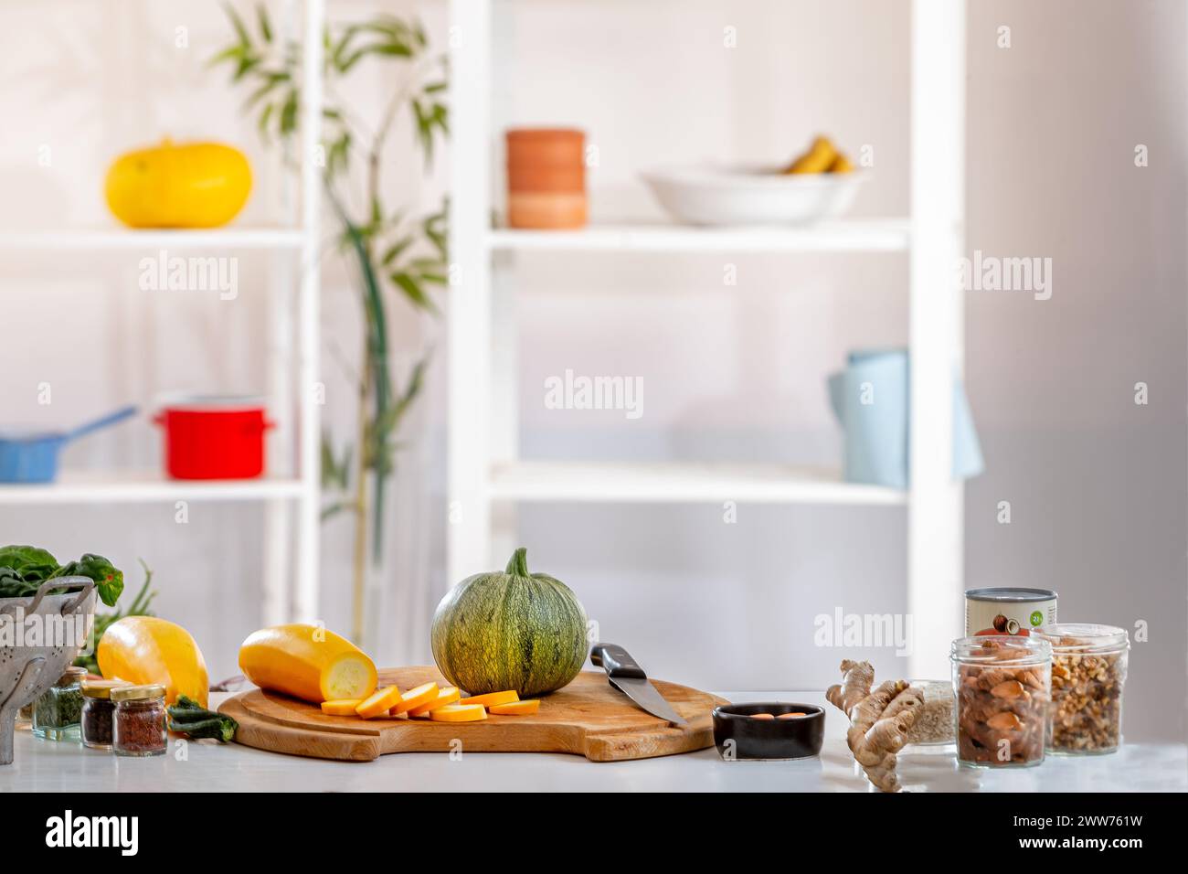 Cucina vegana piena di verdure biologiche senza caratteri. Foto Stock