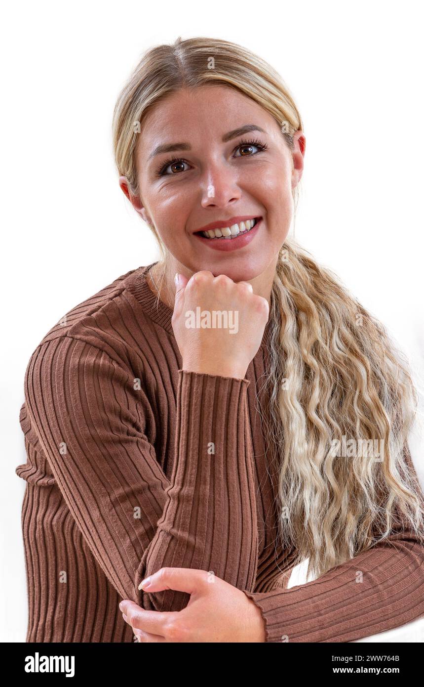 Dalla parte anteriore, sorridente appoggiato al gomito su uno sfondo bianco. Foto Stock