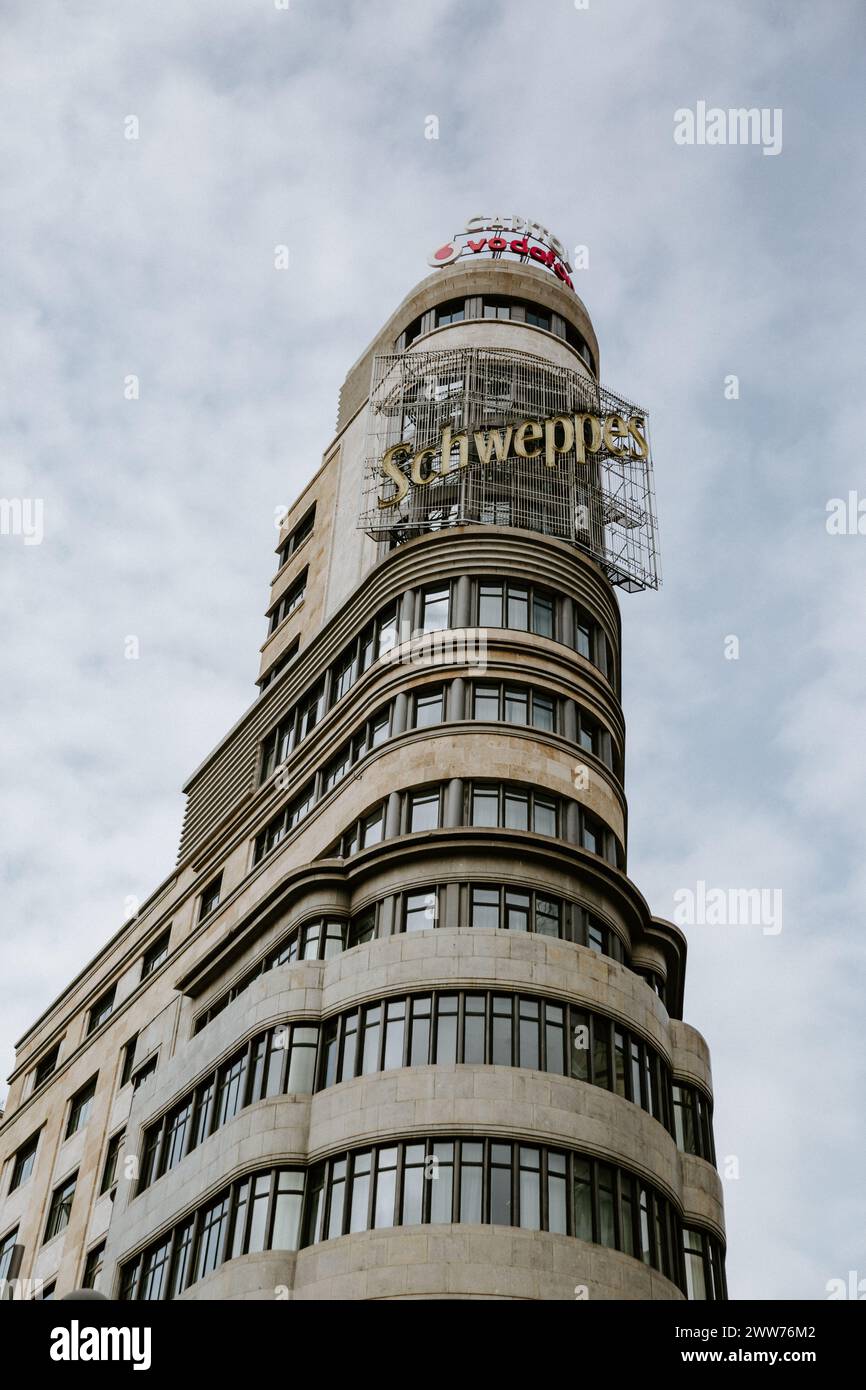 Alto edificio di Madrid con cartelli su Top Schweppes Foto Stock