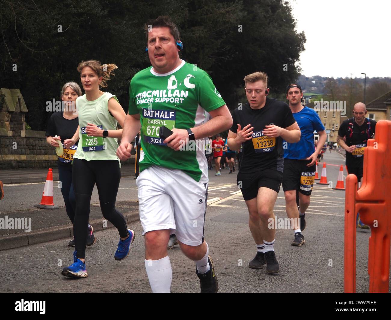I corridori che partecipano alla Bath Half Marathon 2024, tra cui i partecipanti che raccolgono fondi per il sostegno al cancro di Macmillan Foto Stock