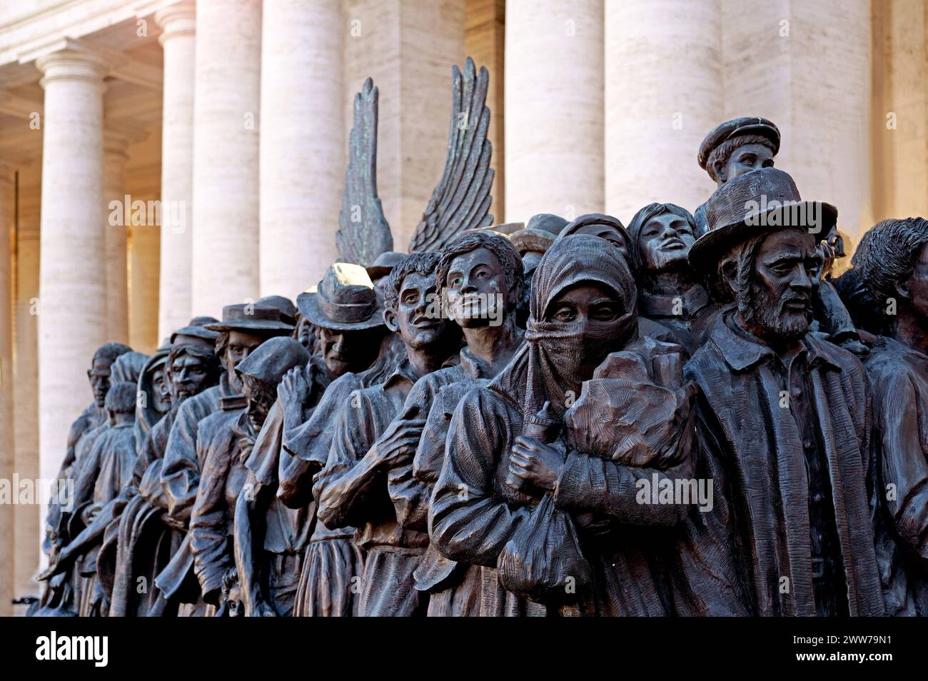 monumento in omaggio ai migranti dell'artista-scultore canadese Timothy Schmalz a St Piazza Pietro a Roma Foto Stock