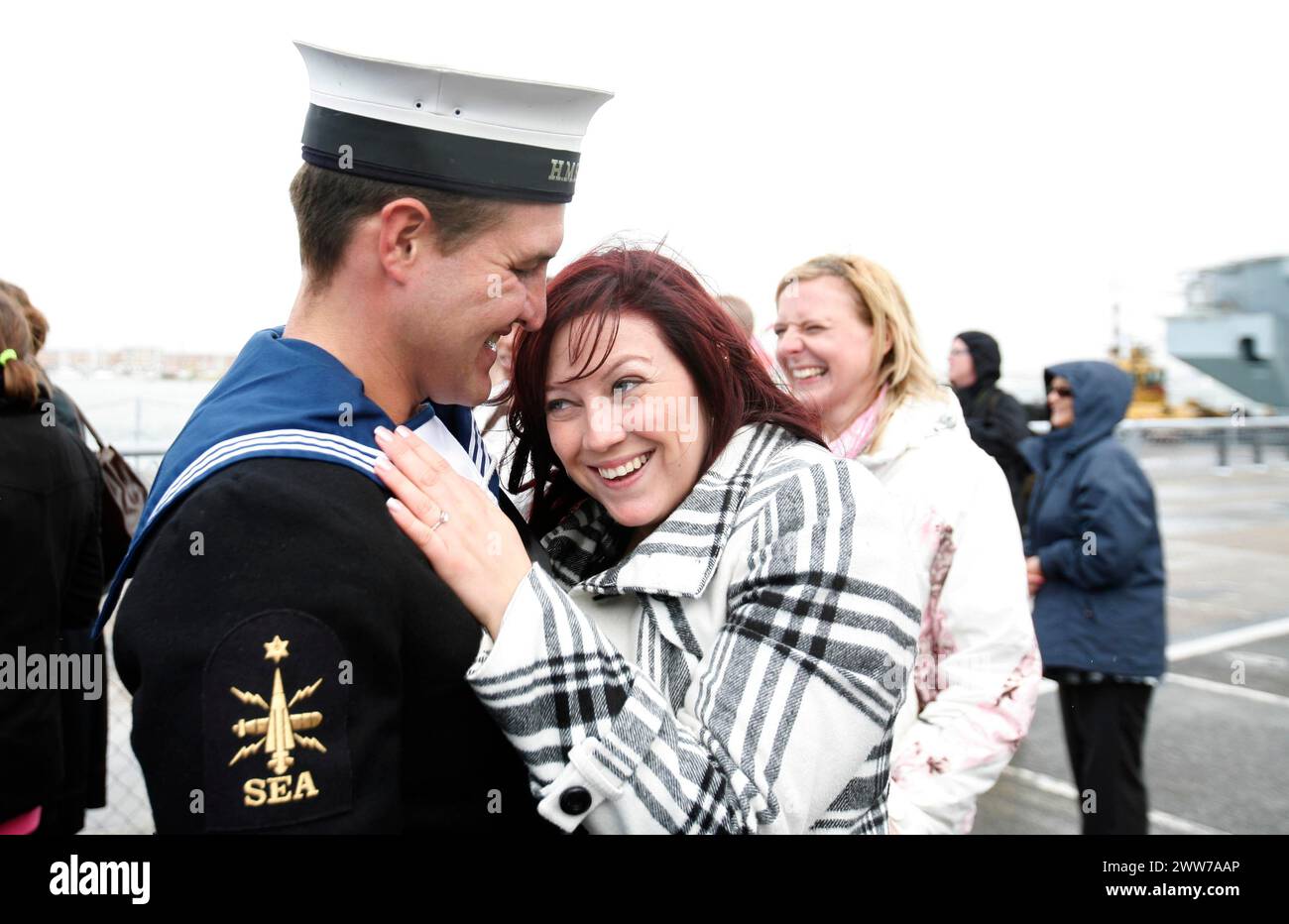 08/07/11.nella foto: Il marinaio David Gee propone alla sua fidanzata Gemma Potter..il cacciatorpediniere Royal Navy Type-42 HMS York torna a Portsmout Foto Stock
