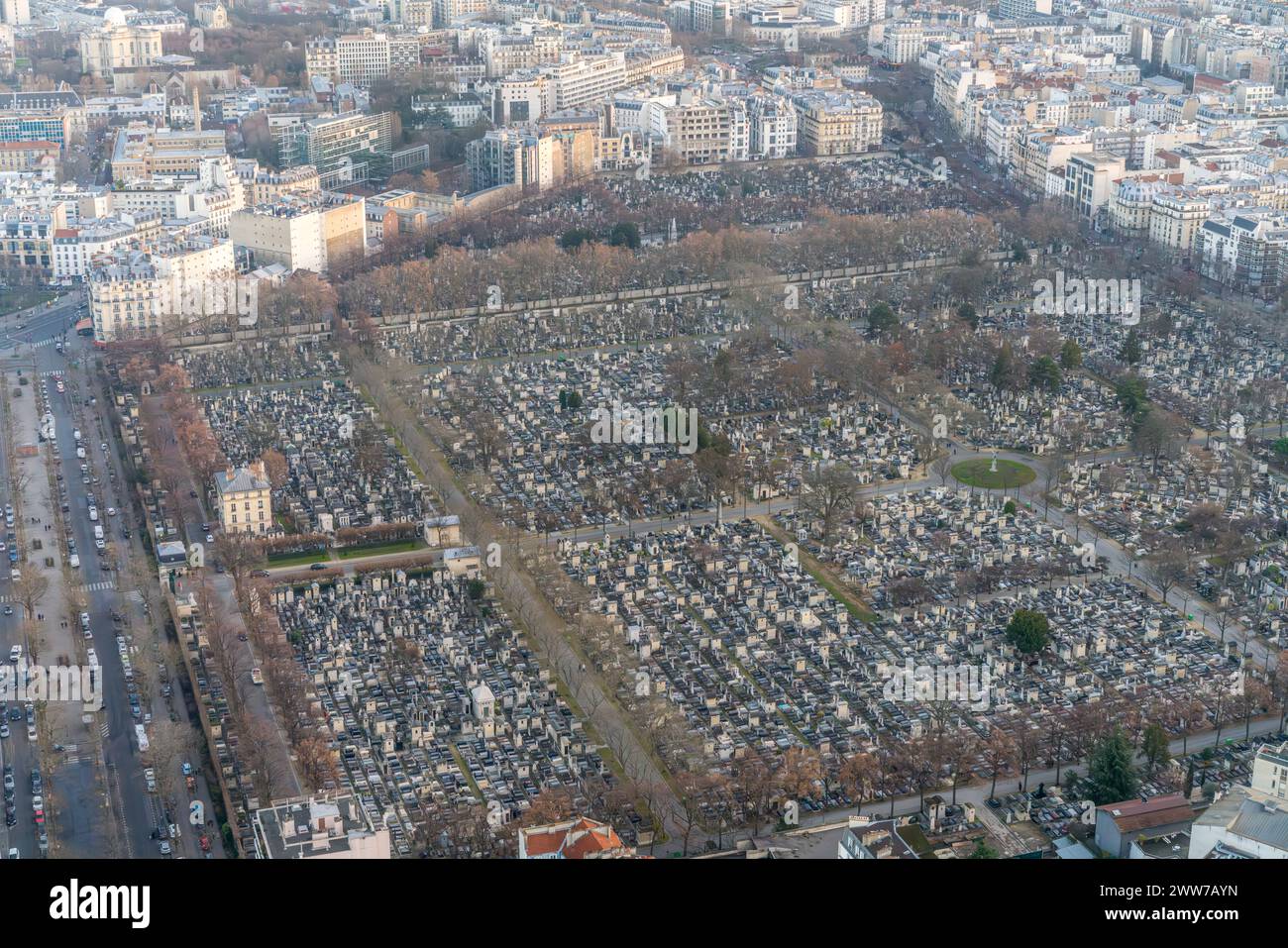 Veduta aerea del Cimitero di Montparnasse tra le strade parigine al crepuscolo. Foto Stock