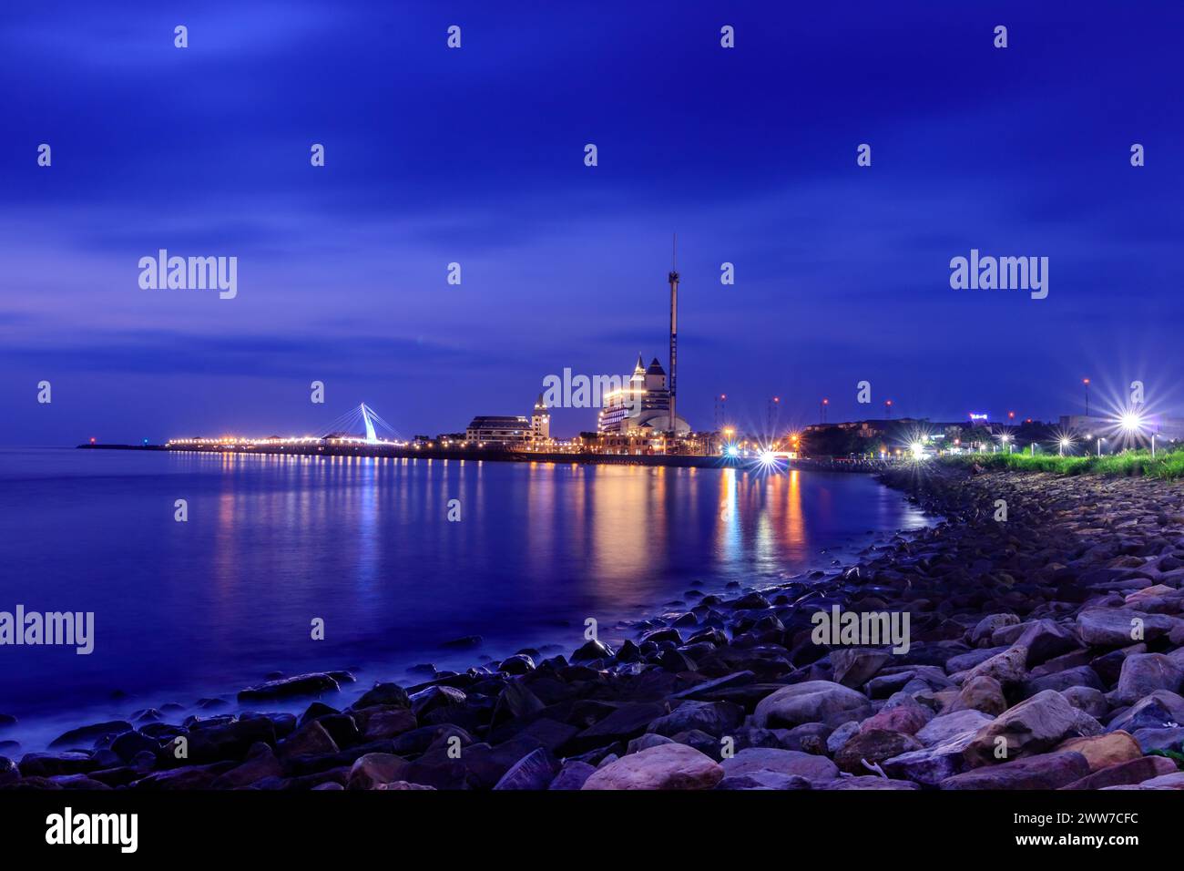 Una vista commemorativa in autunno serale sulla spiaggia vicino al Tamsui Fisherman's Wharf nel nord di Taiwan. La scena non esiste piu'. Foto Stock