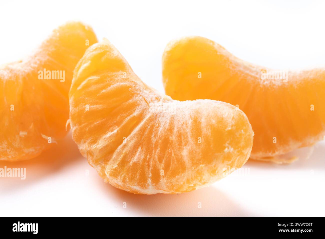 Fette di mandarini fresche isolate su sfondo bianco Foto Stock