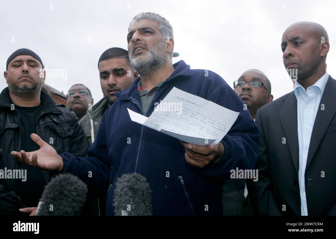 Tariq Jahan, il cui figlio Haroon Jahan, è stato ucciso ieri sera, parla con i media e la comunità asiatica su Dudley Road, Winson Green, Birmingham. Foto Stock