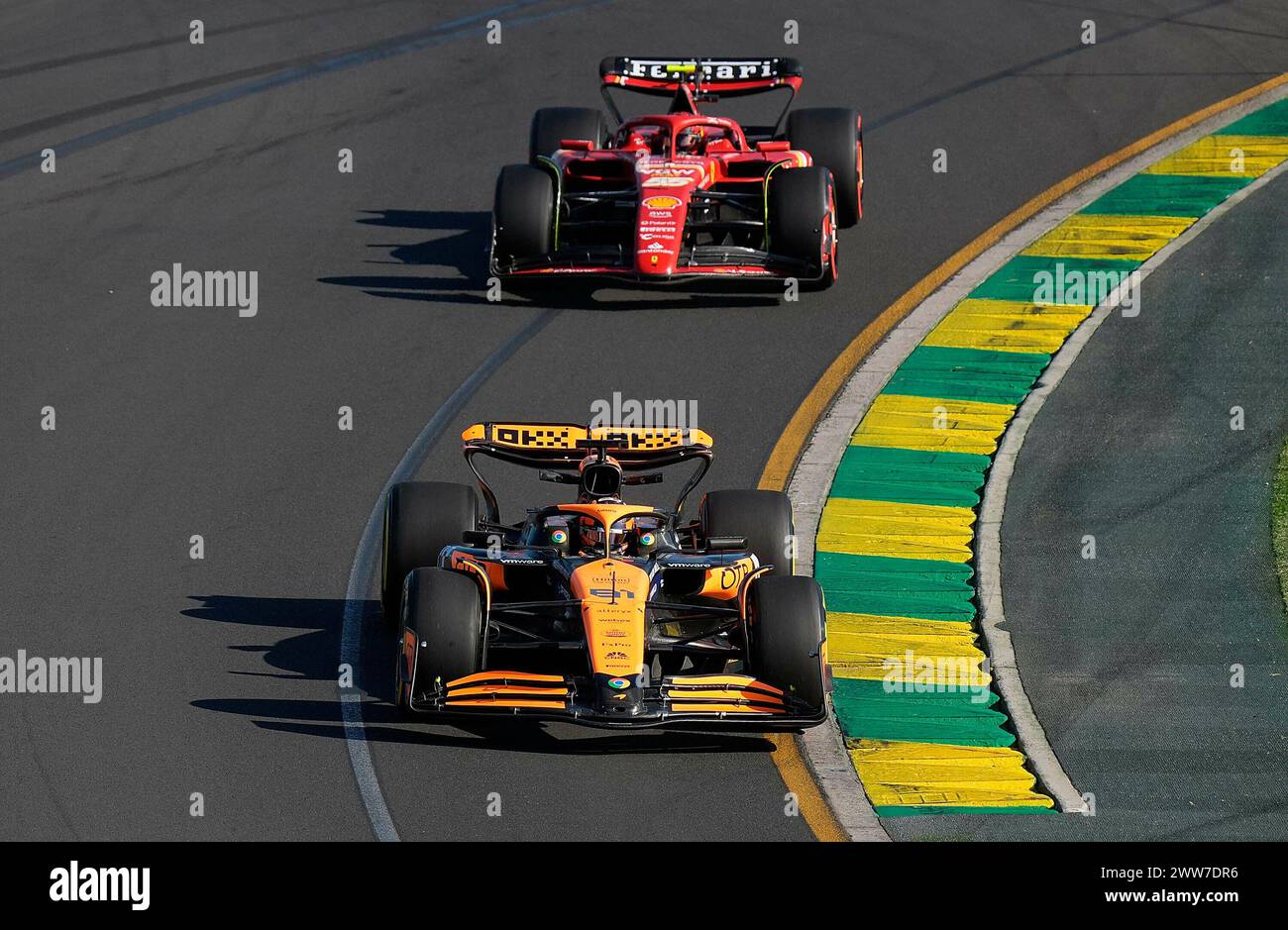 Melbourne, Australia. 22 marzo 2024. 22/03/2024, Albert Park Circuit, Melbourne, FORMULA 1 ROLEX AUSTRALIAN GRAND PRIX 2024, nella foto Oscar Piastri (AUS), McLaren F1 Team, Carlos Sainz Jr. (ESP), Scuderia Ferrari credito: dpa/Alamy Live News Foto Stock