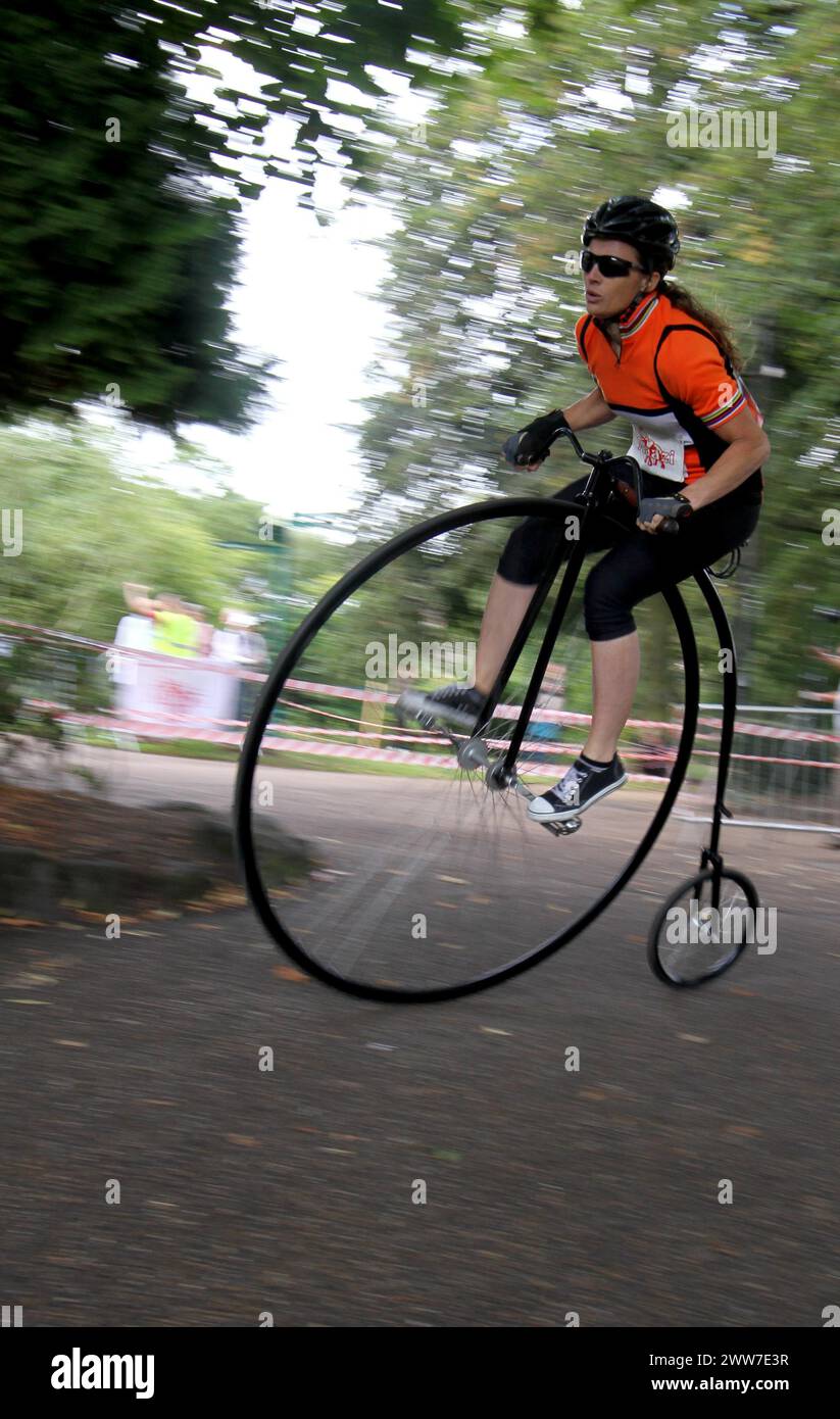 11/09/11...i piloti di Penny Farthing gareggiano in una gara di un'ora a Hall Leys Park, Matlock, derbyshire. La gara segna il centro di una gara simile h Foto Stock