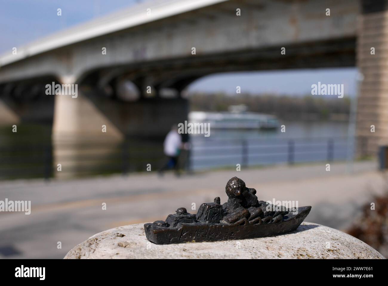 La nave da guerra russa, con il presidente Putin, una mini statua in bronzo dello scultore ungherese ucraino Mihaly Kolodko, Moszkva sétány (argine), Budapest, Ungheria Foto Stock