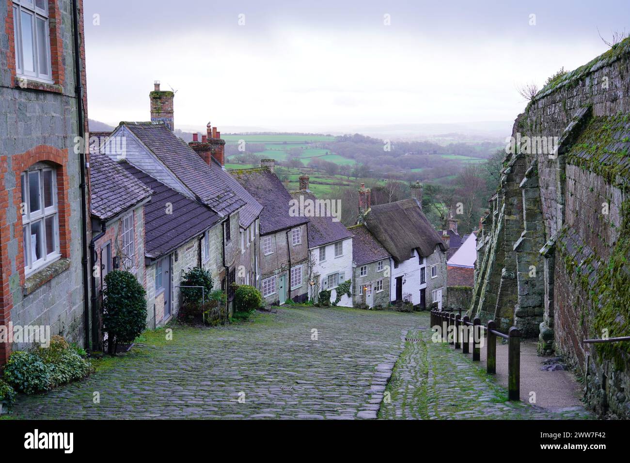 Gold Hill, Shaftesbury, Dorset in un giorno grigio (marzo 2024) Foto Stock