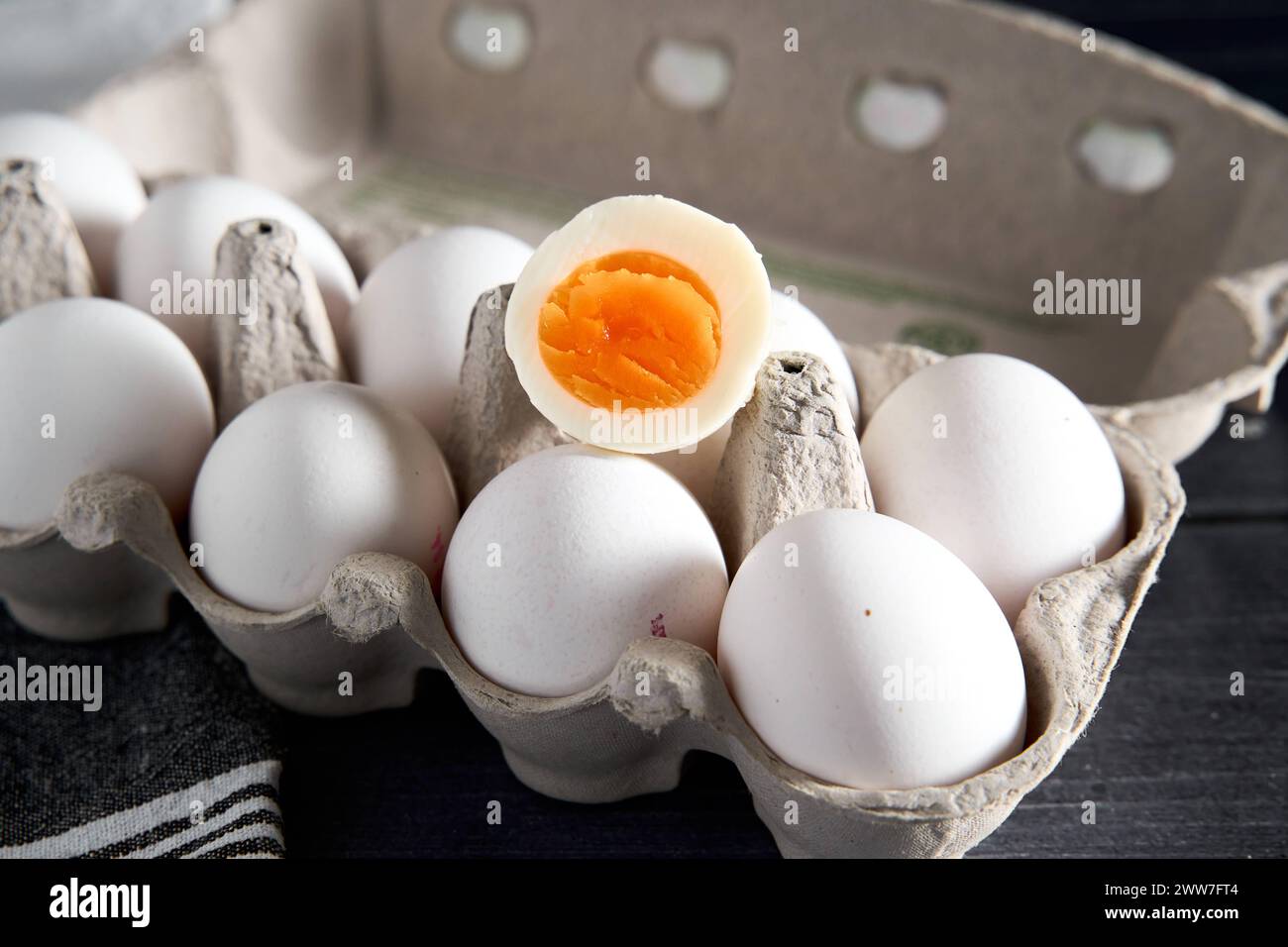 Augusta, Baviera, Germania - 22 marzo 2024: Uova bianche in un cartone di uova. Uova di pollo *** Weiße Eier in einem Eierkarton. Hühnereier Foto Stock