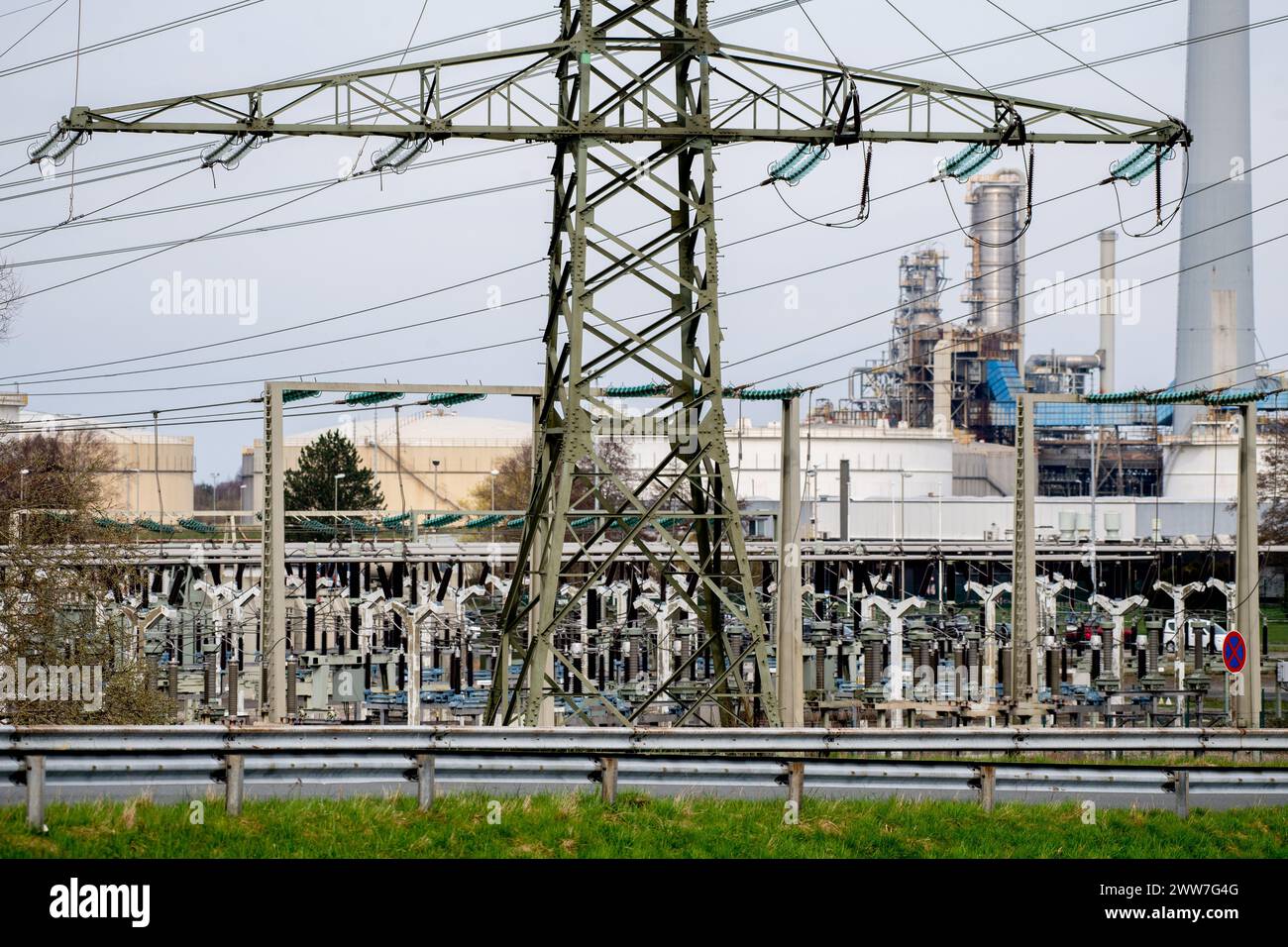 Wilhelmshaven, Germania. 14 marzo 2024. Una linea ad alta tensione conduce a una stazione di trasformazione sul sito di un impianto di trasbordo HES International sulla Jade Bay. La società olandese HES International importa e immagazzina petrolio greggio, diesel, benzina e GPL, nonché carburante per aeromobili per i suoi clienti. Crediti: Hauke-Christian Dittrich/dpa/Alamy Live News Foto Stock