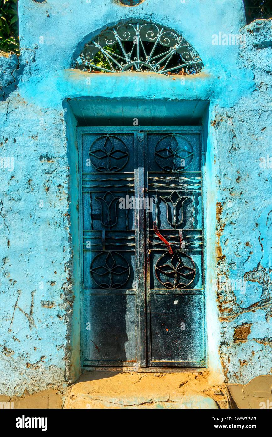 Porta nubiana colorata blu sull'isola Elefantina, Assuan, Egitto Foto Stock