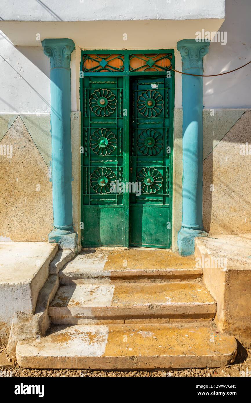 Porta nubiana colorata blu e verde sull'isola Elefantina, Assuan, Egitto Foto Stock