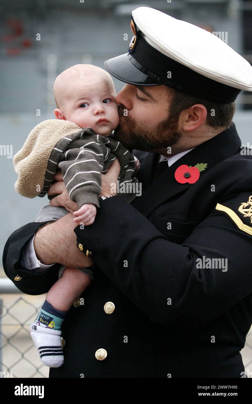 11/07/11.foto: PO Phil Buchan è accolto a casa da suo figlio Lucas (3 mesi)..la nave da guerra della Royal Navy HMS Liverpool torna a casa oggi a Portsmouth follo Foto Stock