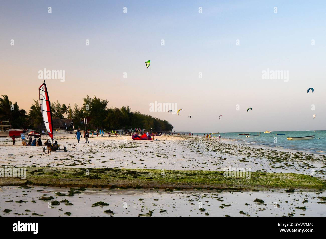 Il kitesurfing in Oceano Indiano fotografato sulla costa est, Zanzibar Foto Stock