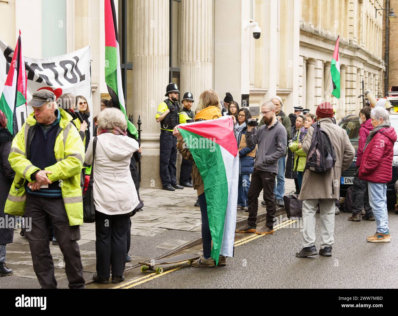 Bristol, Regno Unito, 22 marzo. Un gruppo di manifestanti, ora noti come “Elbit 7”, sono stati giudicati colpevoli (a febbraio) di un'accusa di furto e di un'accusa di danno penale dopo essere entrati nella sede centrale di una società internazionale di tecnologia della difesa (Elbit Systems UK Ltd) e aver causato migliaia di sterline di danni. Oggi hanno ricevuto la sospensione della pena, una multa e un lavoro non retribuito a seguito di un'udienza alla corte della Corona di Bristol. NELLA FOTO: Sostenitori della Palestina solidarieta' BridgetCatterall/AlamyLiveNews Foto Stock