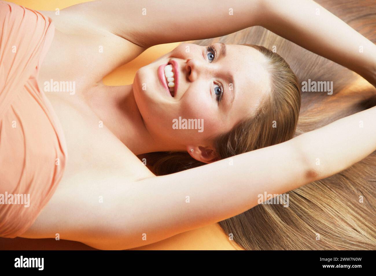 Giovane donna con capelli lunghi, vista in elevazione Foto Stock