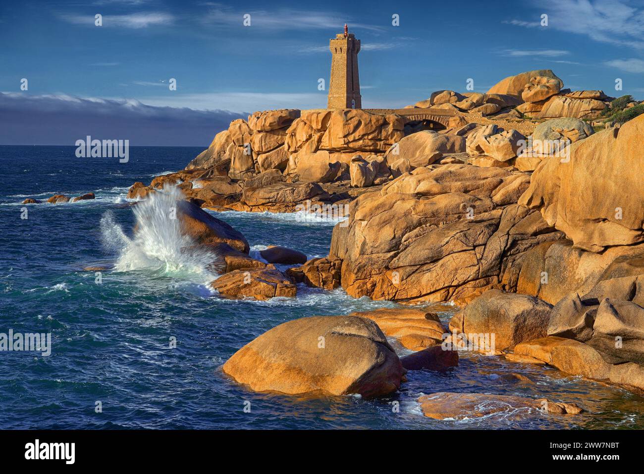 Il faro di Phare de Mean Ruz, Bretagna, Francia Foto Stock