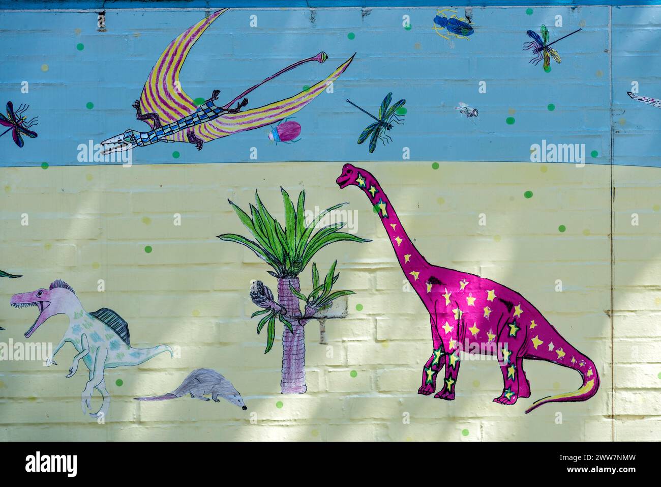 Animali della preistoria sulla terra e nell'aria, dinosauri, pterosauri, illustrazioni colorate, disegni per bambini sul muro dell'Hermann Foto Stock