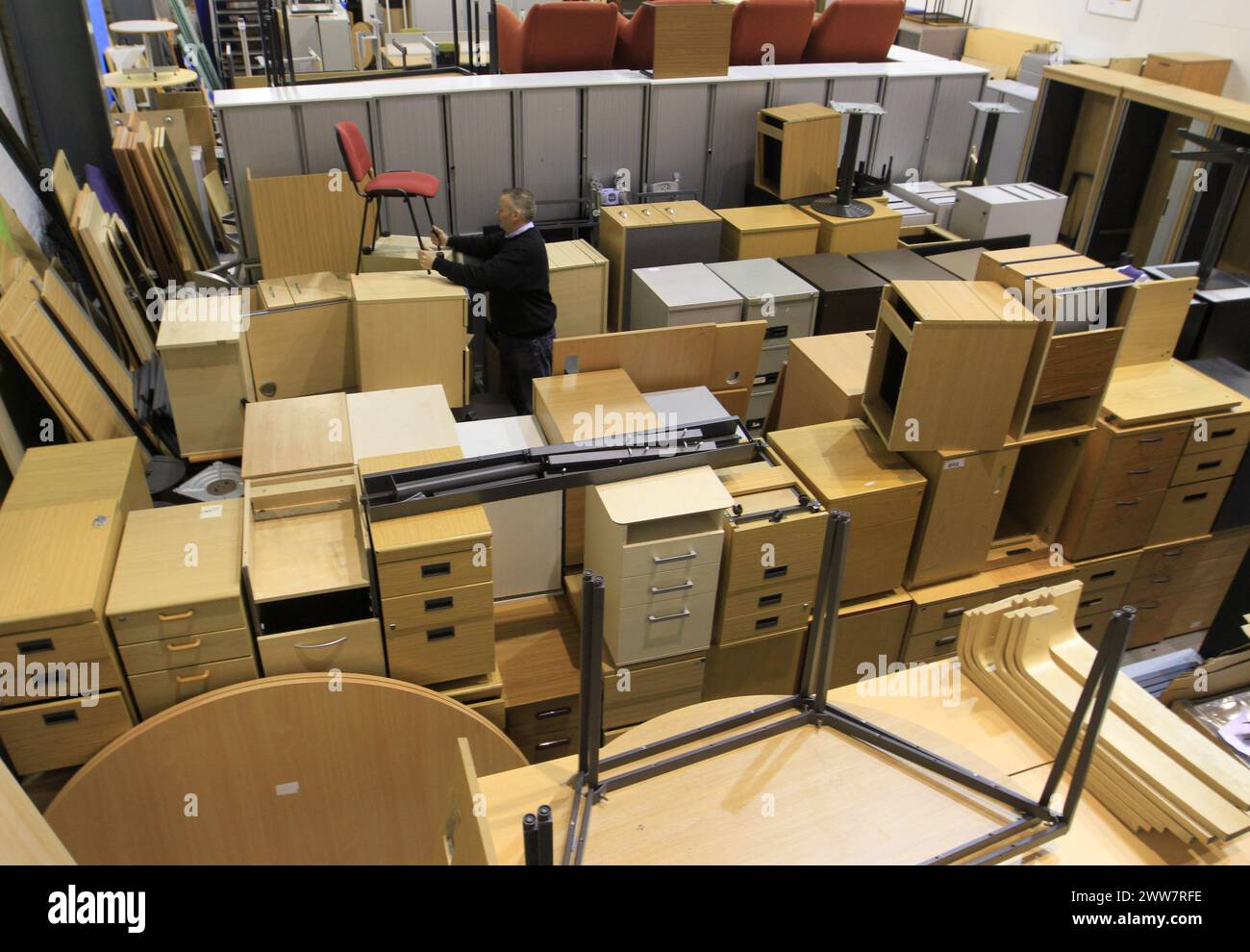 07/01/12...Adrian Kowalski, al magazzino di Birmingham...si è accumulato in alto, dal pavimento al soffitto, questo è solo uno dei tanti magazzini britannici pieni di stallo Foto Stock