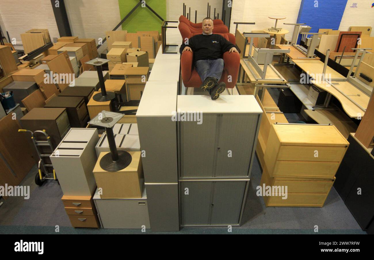 07/01/12...Adrian Kowalski, al magazzino di Birmingham...si è accumulato in alto, dal pavimento al soffitto, questo è solo uno dei tanti magazzini britannici pieni di stallo Foto Stock
