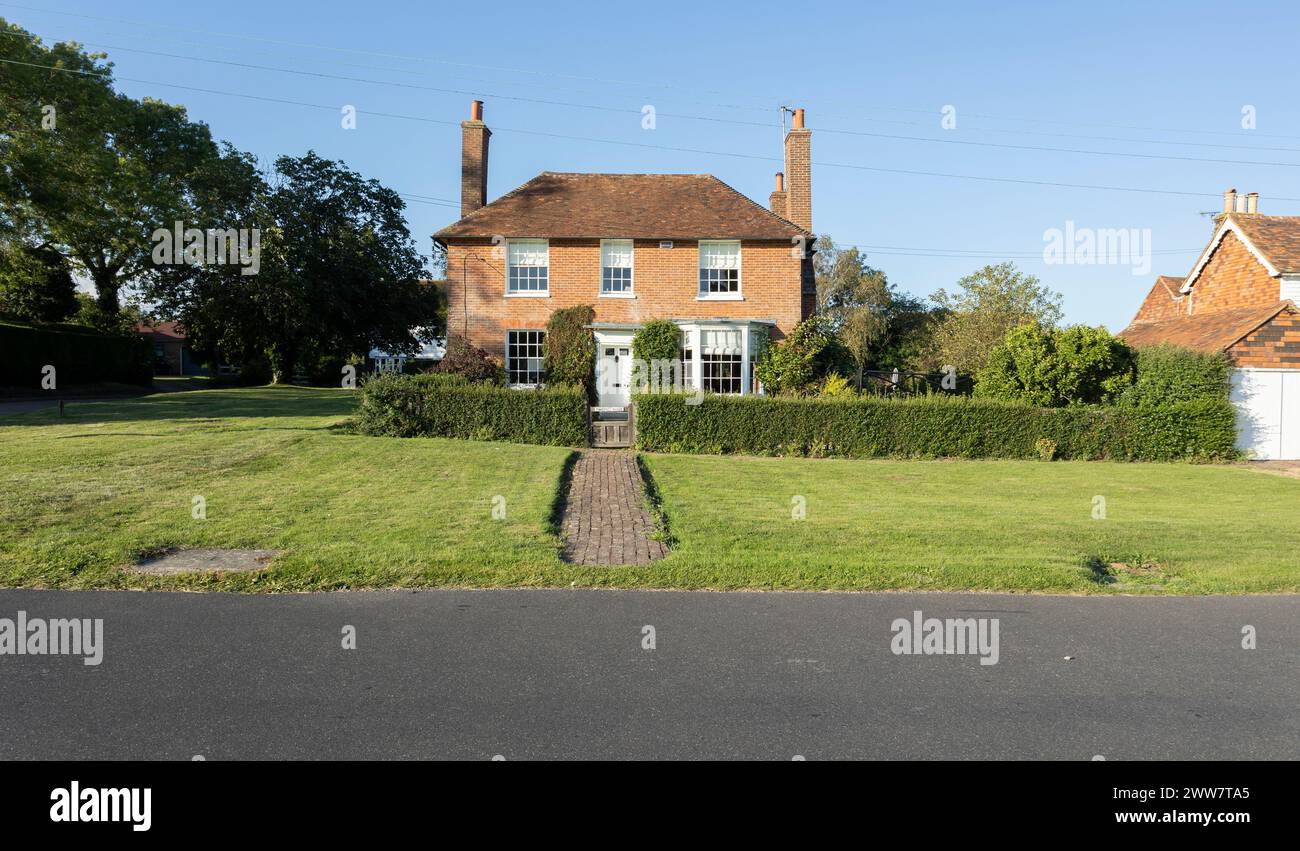 Grazioso cottage su un villaggio verde, Kent, Regno Unito Foto Stock