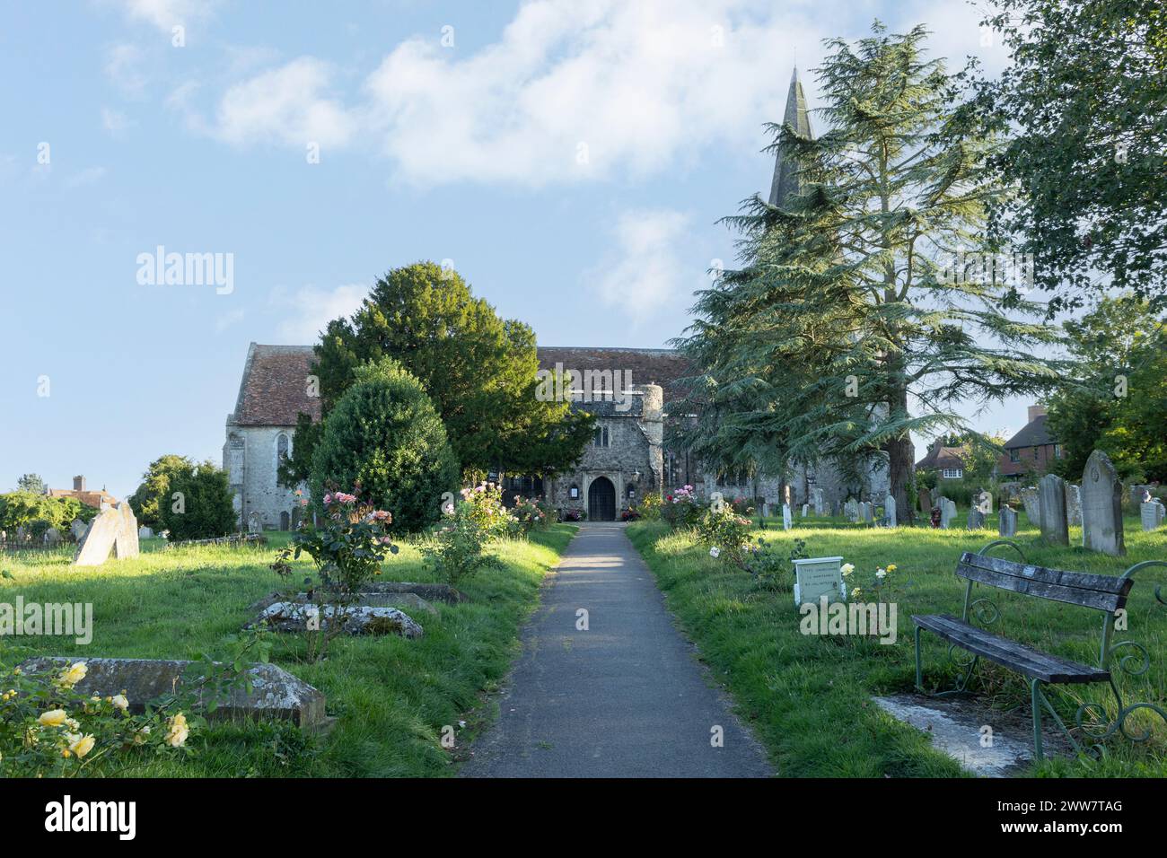 La chiesa di Tutti i Santi nel villaggio di Woodchurch, Kent, Regno Unito Foto Stock