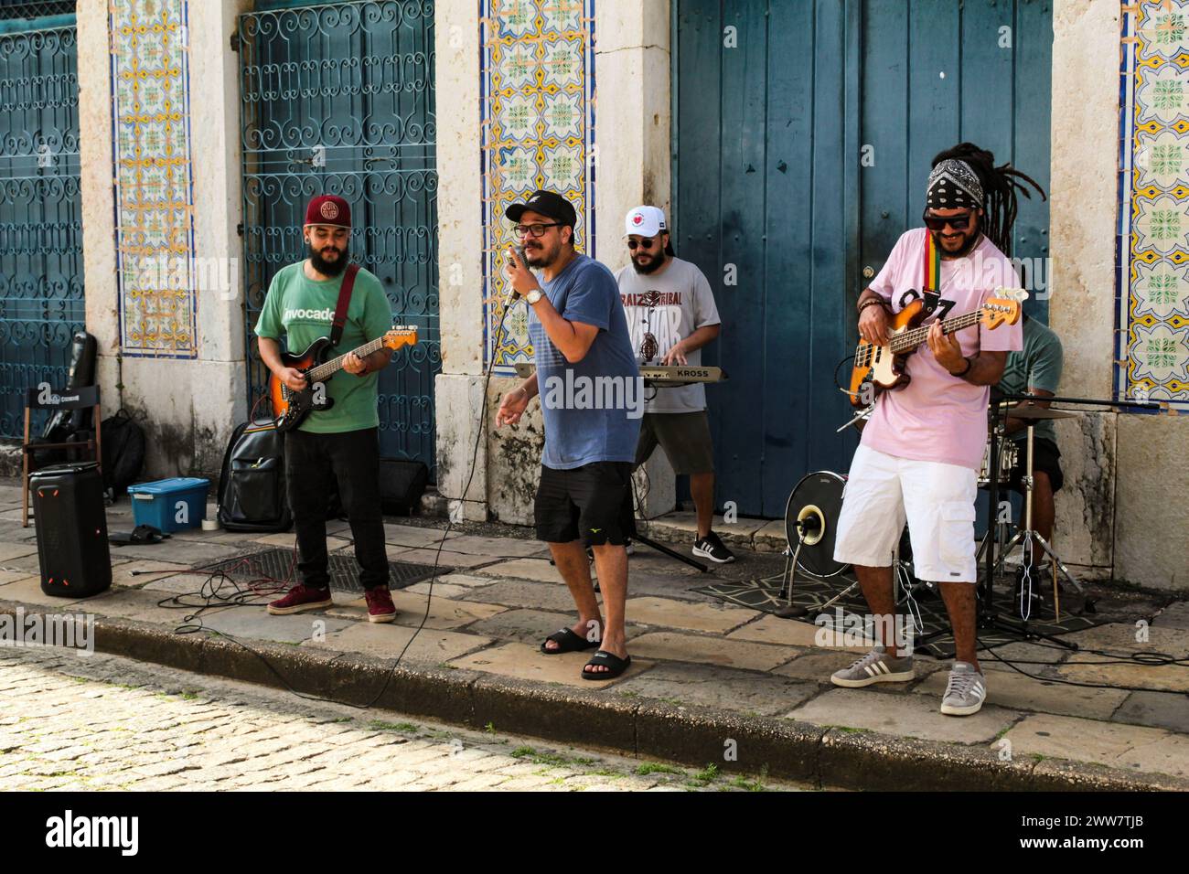 Un gruppo di artisti che si esibiscono su un marciapiede nel centro storico di São Luís, stato di Maranhõ, nel nord-est del Brasile Foto Stock