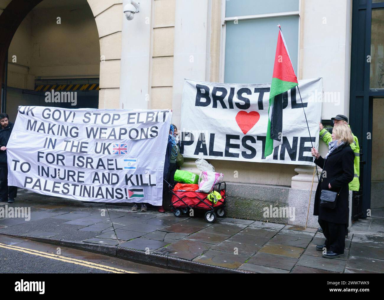 Bristol, Regno Unito, 22 marzo. Un gruppo di manifestanti, ora noti come “Elbit 7”, sono stati giudicati colpevoli (a febbraio) di un'accusa di furto e di un'accusa di danno penale dopo essere entrati nella sede centrale di una società internazionale di tecnologia della difesa (Elbit Systems UK Ltd) e aver causato migliaia di sterline di danni. Oggi hanno ricevuto la sospensione della pena, una multa e un lavoro non retribuito a seguito di un'udienza alla corte della Corona di Bristol. NELLA FOTO: Sostenitori della Palestina solidarieta' BridgetCatterall/AlamyLiveNews Foto Stock