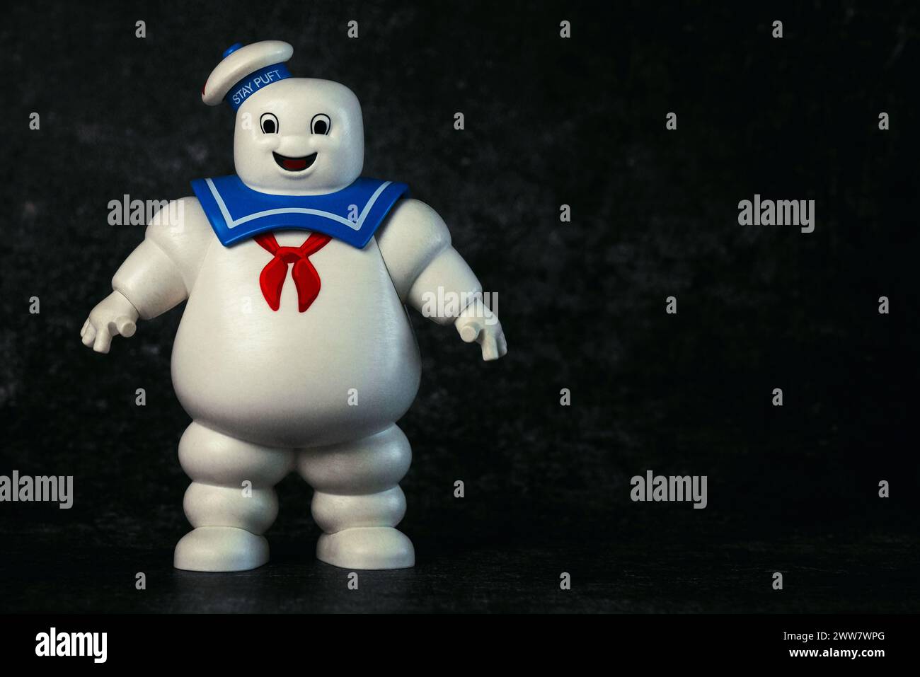 Playmobil Stay Puft Marshmallow Man personaggio del film Ghostbusters su sfondo scuro. Editoriale illustrativo Foto Stock