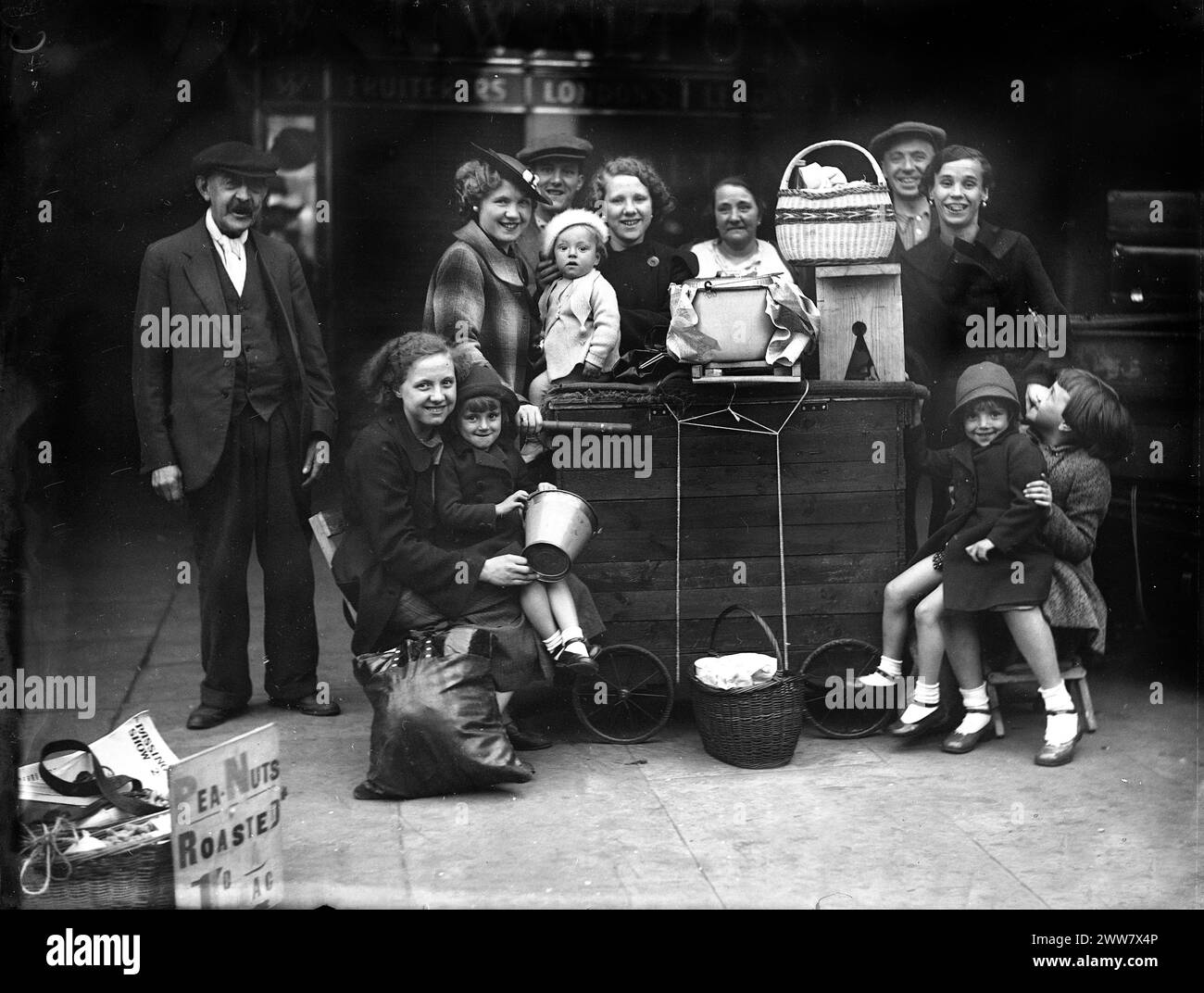 Famiglia dall'estremità orientale di Londra che parte per il Kent per la raccolta del luppolo 1936 Foto Stock