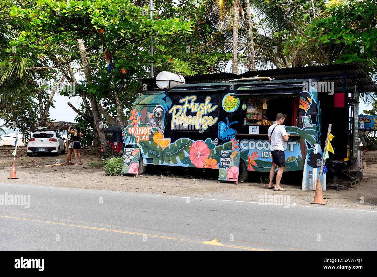 Turisti che acquistano cibo di strada presso il food truck locale sulla spiaggia vicino a Puerto Viejo sulla costa caraibica, Costa rica Foto Stock