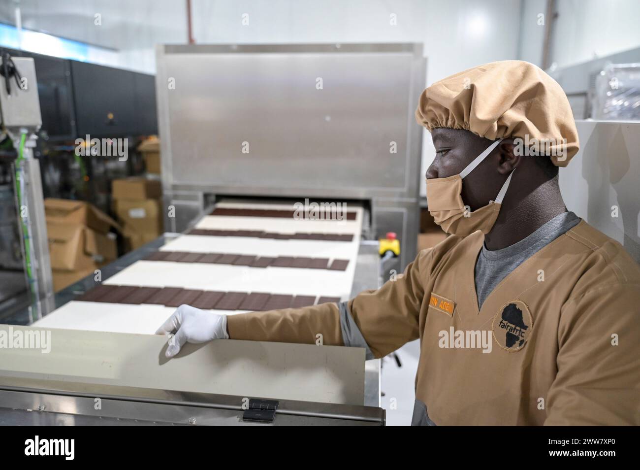 GHANA, villaggio Amanese, lavorazione del cacao, fabbrica di cioccolato fairafric / GHANA, Wertschöpfungskette, Kakao Verarbeitung, Schokoladen Herstellung a Schokoladenfabrik fairafric Foto Stock