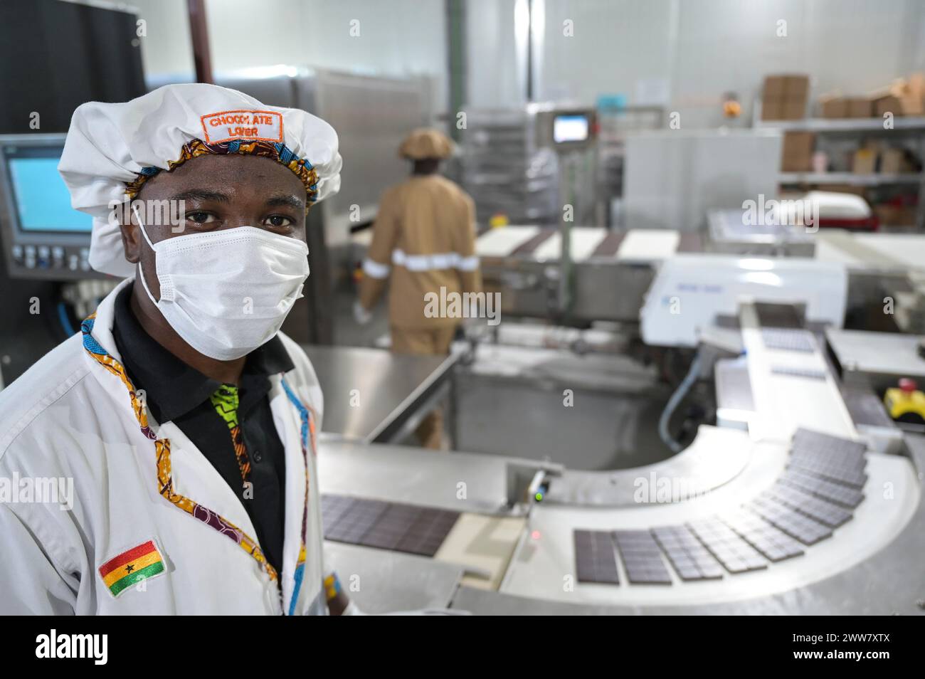 GHANA, villaggio Amanese, lavorazione del cacao, fabbrica di cioccolato fairafric / GHANA, Wertschöpfungskette, Kakao Verarbeitung, Schokoladen Herstellung a Schokoladenfabrik fairafric Foto Stock