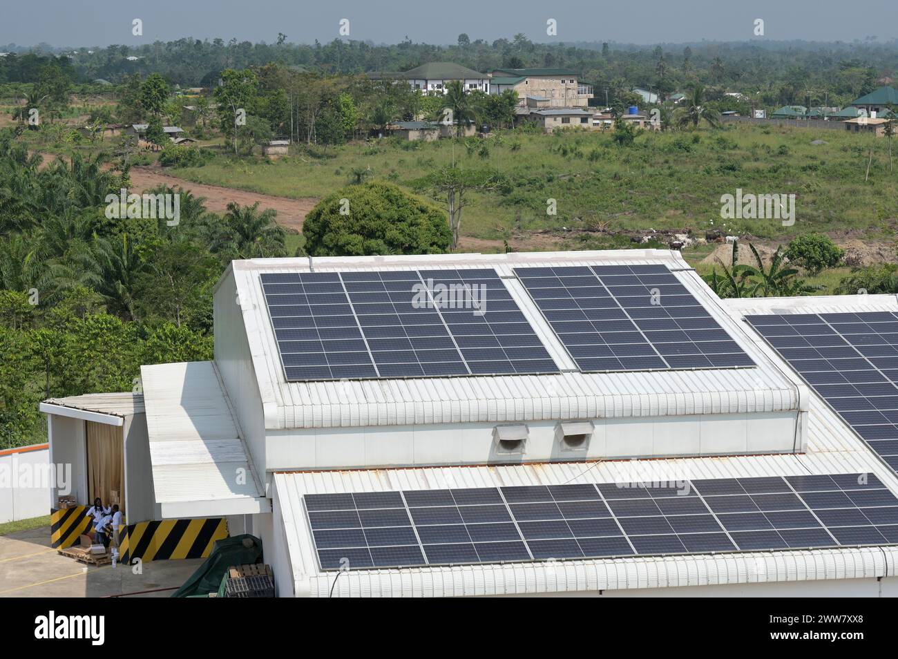 GHANA, villaggio Amanese, lavorazione del cacao, fabbrica di cioccolato fairafric con pannelli solari sul tetto della sala di produzione per la produzione di energia Foto Stock