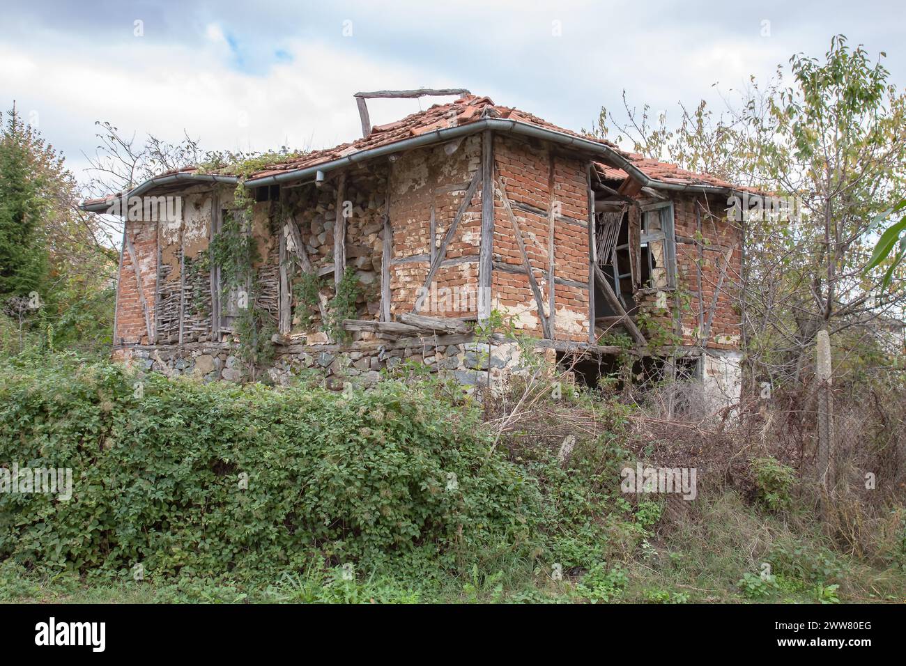 Una cascina in rovina, abbandonata per molto tempo. Foto Stock