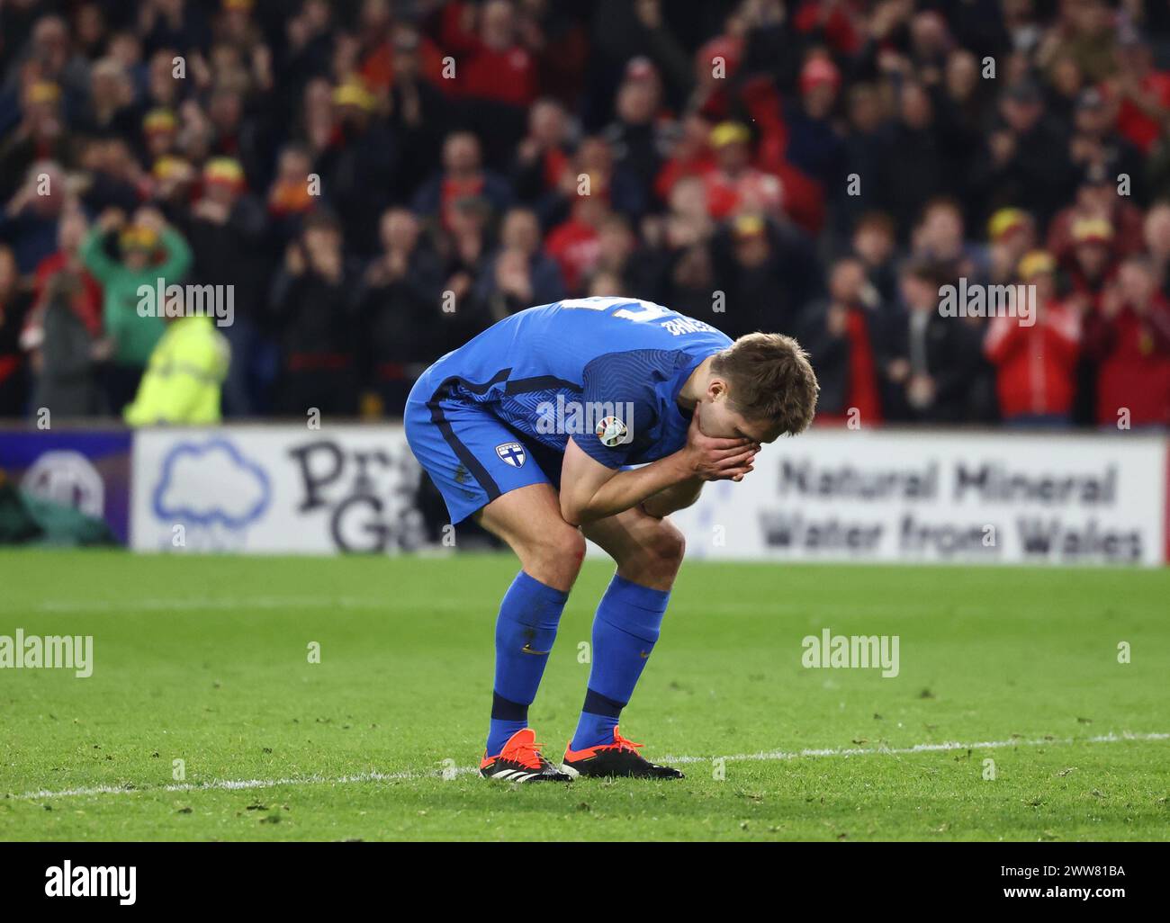 Cardiff, Regno Unito. 21 marzo 2024. Il finlandese Miro Tenho reagisce dopo aver regalato al Galles il suo quarto gol durante la partita di qualificazione al campionato europeo di calcio al Cardiff City Stadium di Cardiff. Il credito per immagini dovrebbe essere: Simon Bellis/Sportimage Credit: Sportimage Ltd/Alamy Live News Foto Stock