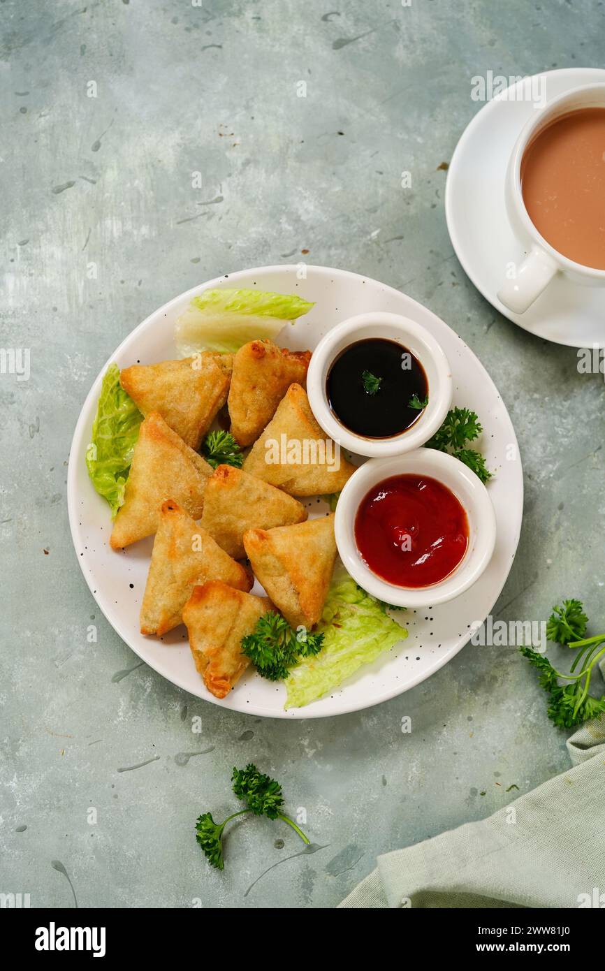 Mini cocktail samosa fatti in casa | antipasto indiano servito con ketchup e salsa tamarinda Foto Stock