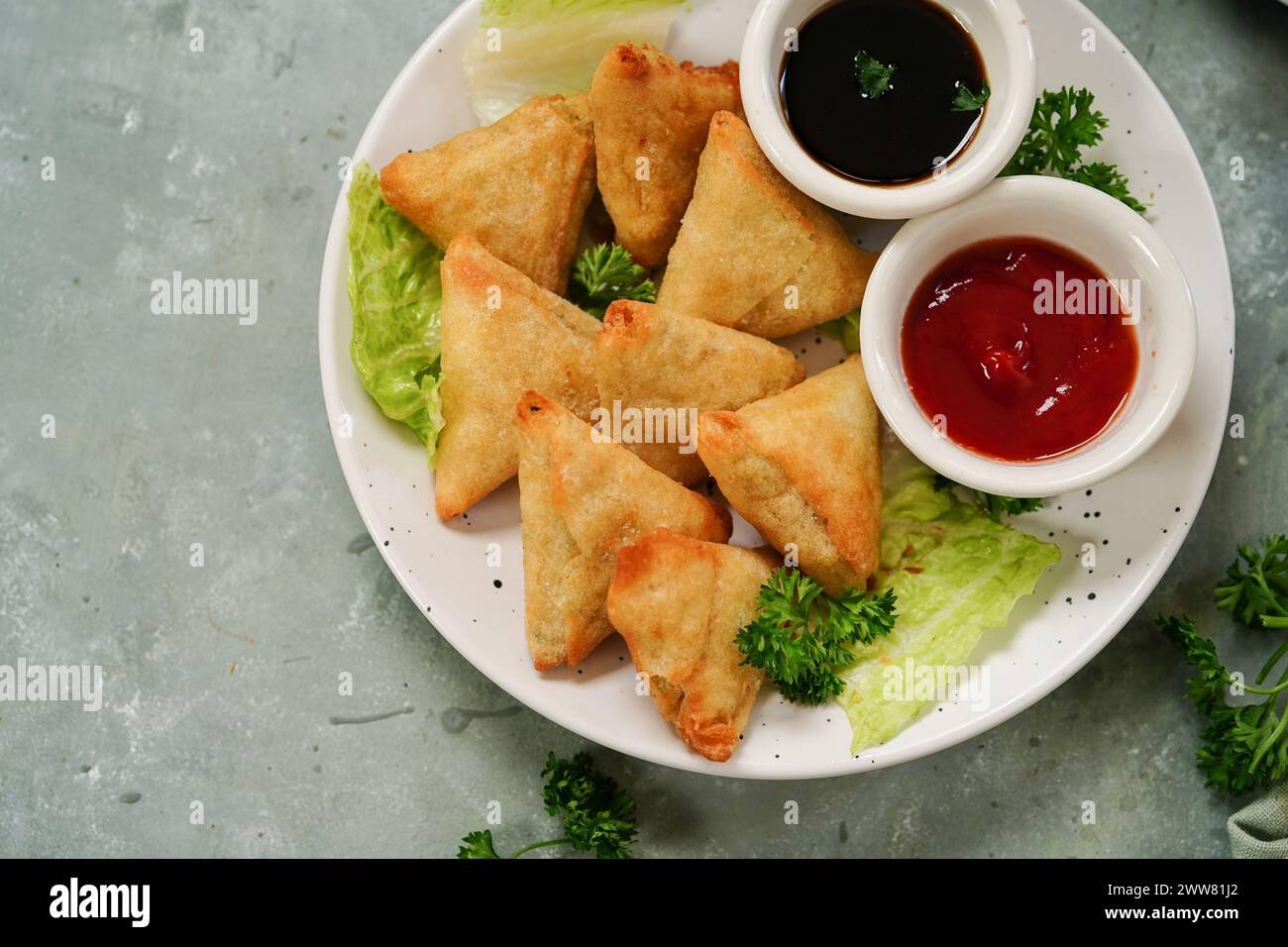 Mini cocktail samosa fatti in casa | antipasto indiano servito con ketchup e salsa tamarinda Foto Stock