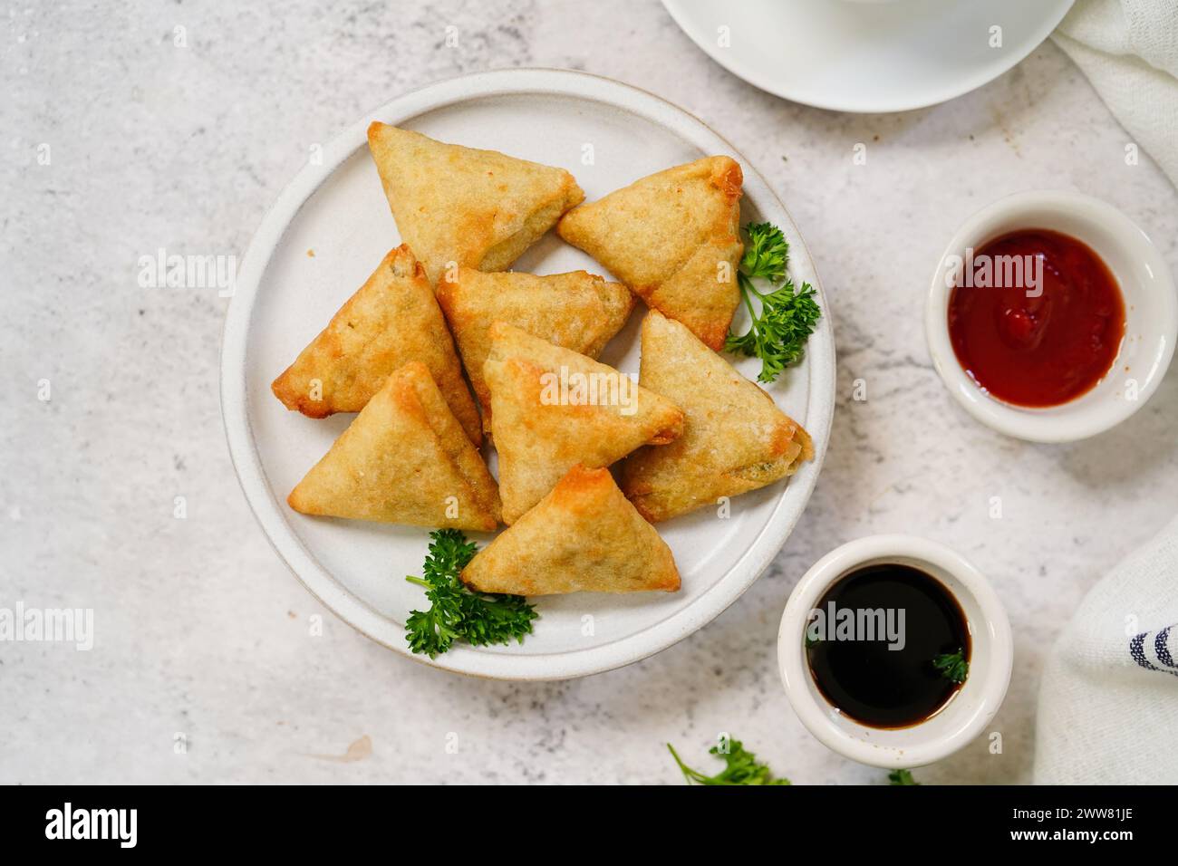 Mini cocktail samosa fatti in casa | antipasto indiano servito con ketchup e salsa tamarinda Foto Stock
