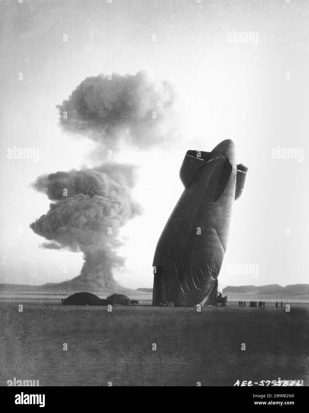 Nevada test Site - il dirigibile era in volo libero temporaneo a oltre cinque miglia da terra zero quando crollato dall'onda d'urto dell'esplosione Foto Stock