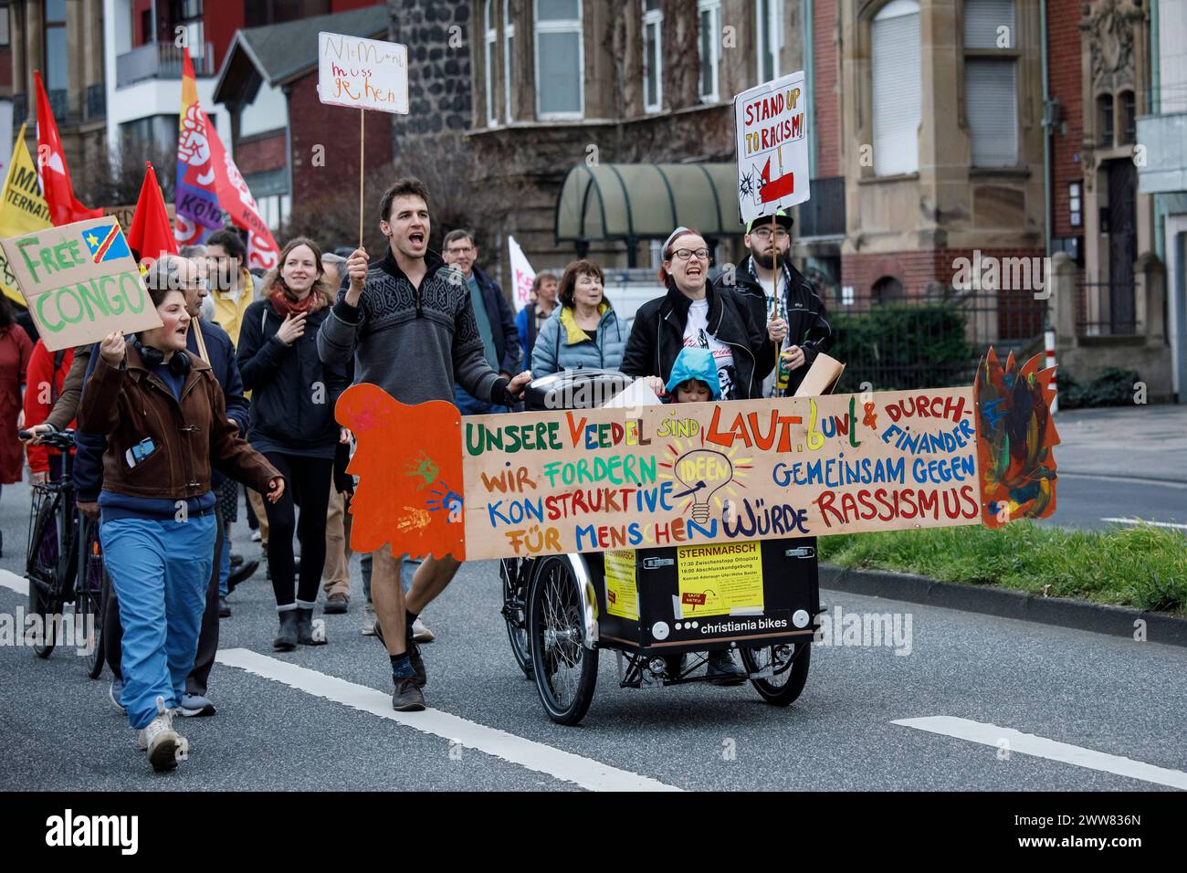 Nella giornata internazionale contro il razzismo i cittadini manifestano contro l'estremismo di destra e il partito AFD, per la democrazia e i diritti fondamentali, col Foto Stock