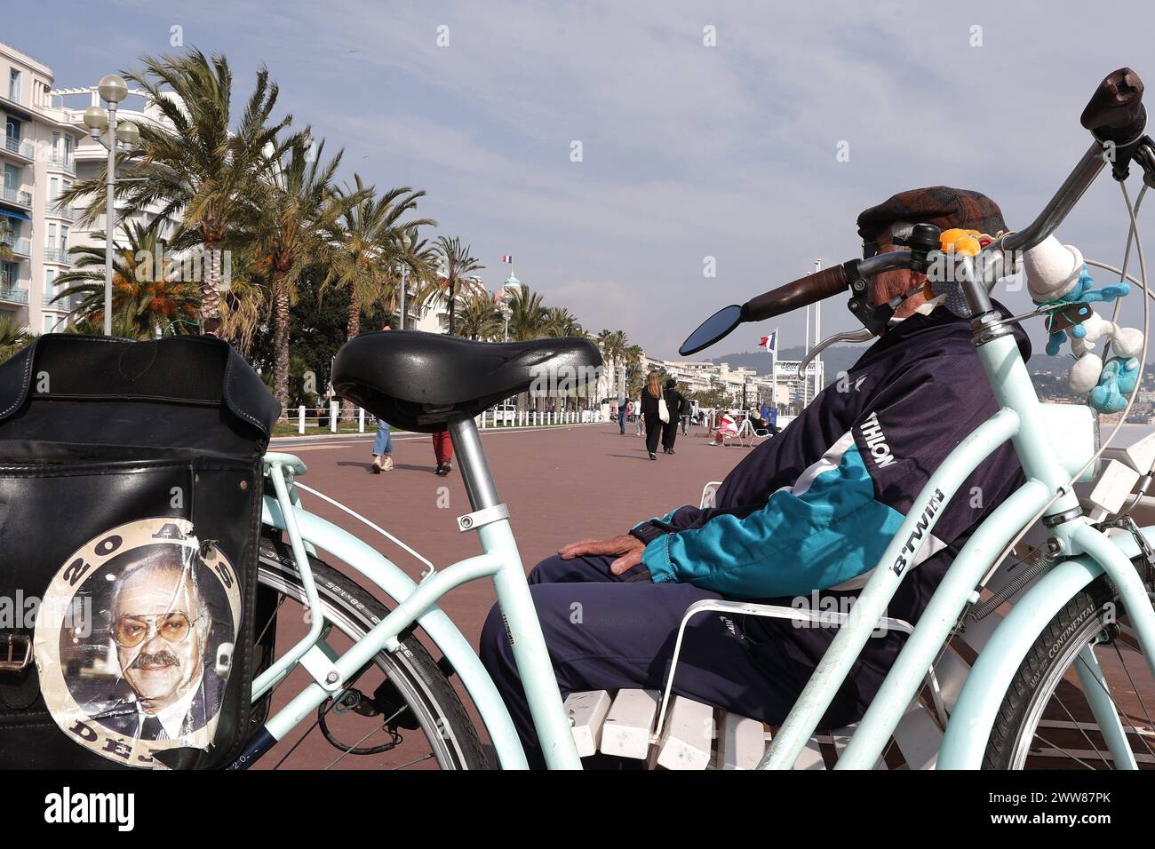 © Francois Glories/MAXPPP - 21/03/2024 René, cittadino in pensione di Nizza, nostalgico dell'ex sindaco di Nizza, Jacques Medecin (1928-1998 a Punta del Este, sindaco di Nizza dal 1966 al 1990, presidente del Consiglio generale delle Alpi marittime dal 1973 al 1990, membro del Parlamento dal 1967 al 1988, e Segretario di Stato per il turismo dal 1976 al 1978 nei governi di Chirac). Crediti: MAXPPP/Alamy Live News Foto Stock