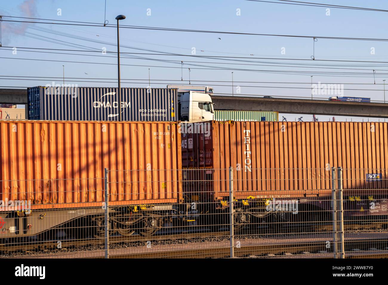 Rampa per, dal ponte Köhlbrand nel porto di Amburgo, indietro, camion anteriori sulla Waltershoferdam, accesso al terminal container HHLA Burchardka Foto Stock