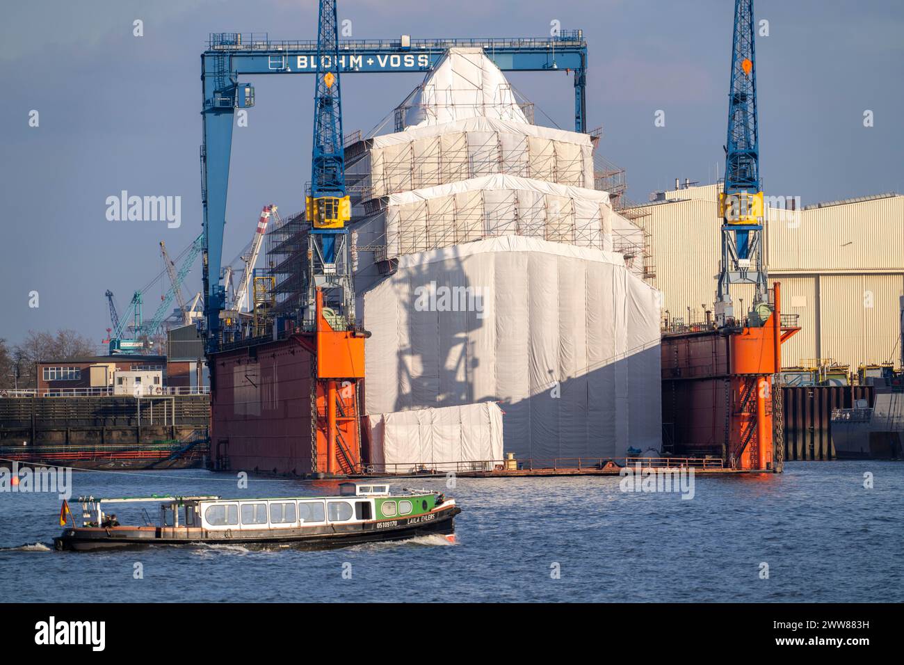 Cantiere navale Blohm + Voss, molo 16, nave con impalcature nel bacino di carenaggio, tour del porto sull'Elba, Amburgo, Germania Foto Stock