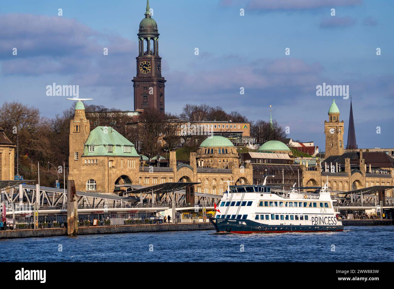 Landungsbrücken, torre della chiesa di Michel, barca per escursioni sull'Elba, Amburgo, Germania Foto Stock